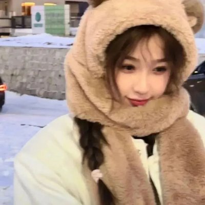 她在这里